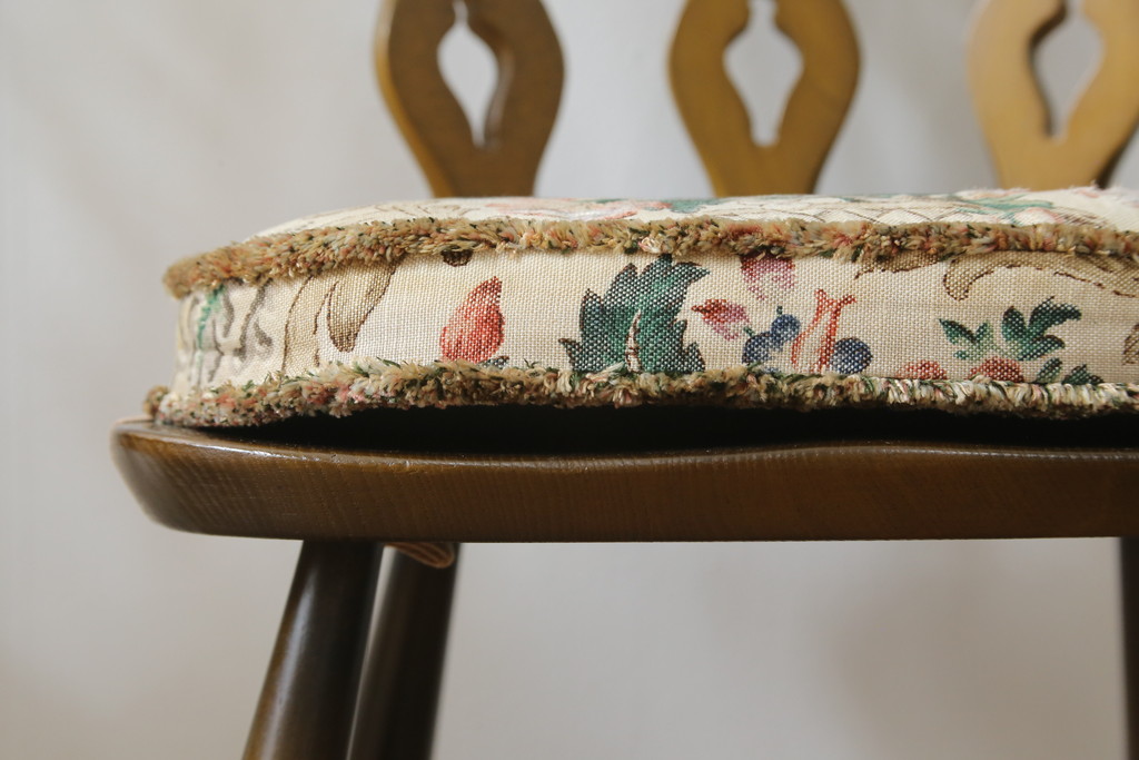 イギリスビンテージ　ERCOL(アーコール)　クッション付き　上品な佇まいのシスルバックチェア2脚セット(ダイニングチェア、椅子、イス、板座チェア、ウィンザーチェア、ウインザーチェア、ヴィンテージ、英国、バラ売り可能)(R-065626)