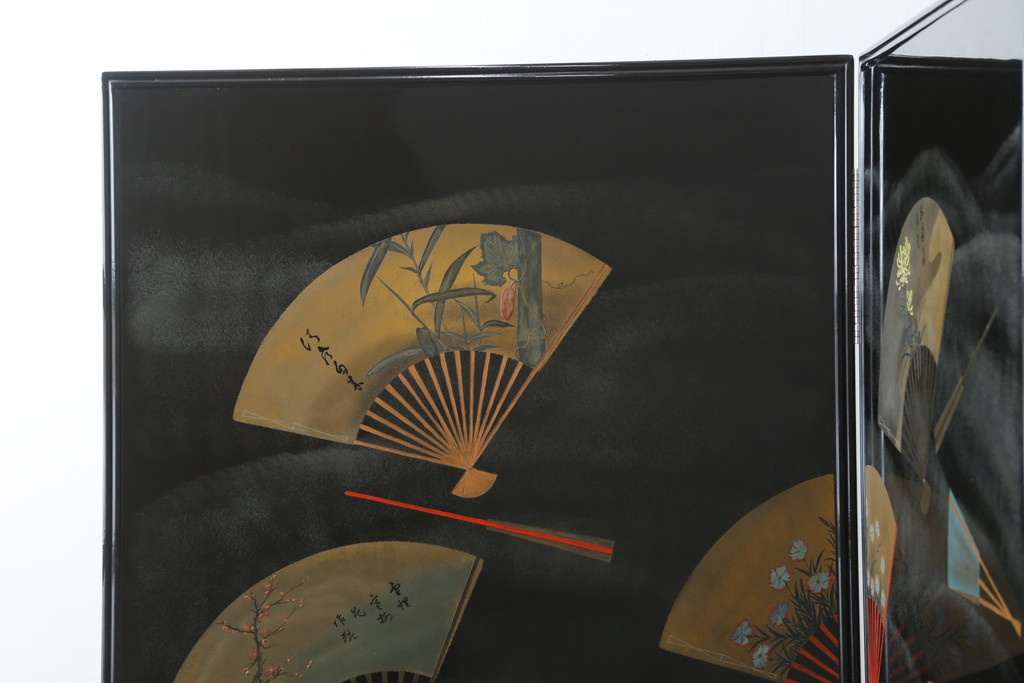 和製ビンテージ　新品未使用　展示品　超美品　香川漆器　漆工芸品　漆絵　貫涯　扇に草花の図が美しく描かれた折り畳み衝立(衝立て、つい立て、衝い立て、パーテーション、間仕切り、ディスプレイ、店舗什器、ヴィンテージ)(定価約200万円)(R-080687)
