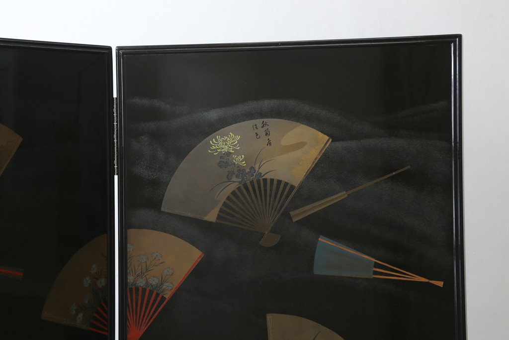 和製ビンテージ　新品未使用　展示品　超美品　香川漆器　漆工芸品　漆絵　貫涯　扇に草花の図が美しく描かれた折り畳み衝立(衝立て、つい立て、衝い立て、パーテーション、間仕切り、ディスプレイ、店舗什器、ヴィンテージ)(定価約200万円)(R-080687)