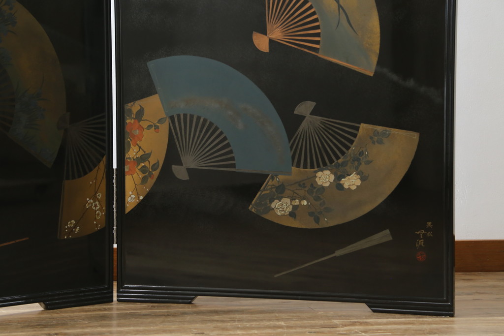 和製ビンテージ　新品未使用　展示品　超美品　香川漆器　漆工芸品　漆絵　貫涯　扇に草花の図が美しく描かれた折り畳み衝立(衝立て、つい立て、衝い立て、パーテーション、間仕切り、ディスプレイ、店舗什器、ヴィンテージ)(定価約200万円)(R-080687)