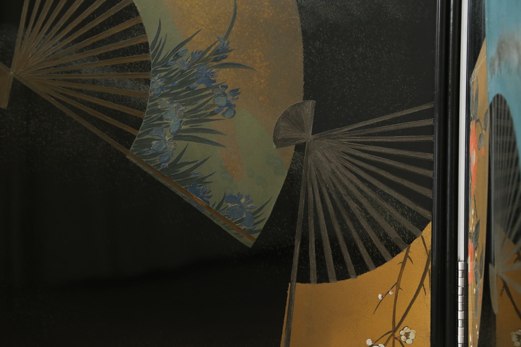 和製ビンテージ　新品未使用　展示品　超美品　香川漆器　漆工芸品　漆絵　貫涯　扇に草花の図が美しく描かれた折り畳み衝立(衝立て、つい立て、衝い立て、パーテーション、間仕切り、ディスプレイ、店舗什器、ヴィンテージ)(定価約200万円)(R-080687)