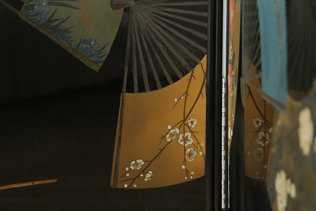 和製ビンテージ　新品未使用　展示品　超美品　香川漆器　漆工芸品　漆絵　貫涯　扇に草花の図が美しく描かれた折り畳み衝立(衝立て、つい立て、衝い立て、パーテーション、間仕切り、ディスプレイ、店舗什器、ヴィンテージ)(定価約200万円)(R-080687)