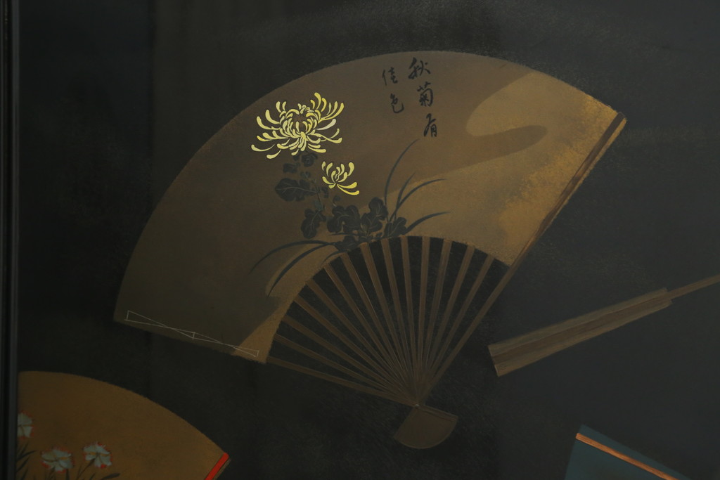 和製ビンテージ　新品未使用　展示品　超美品　香川漆器　漆工芸品　漆絵　貫涯　扇に草花の図が美しく描かれた折り畳み衝立(衝立て、つい立て、衝い立て、パーテーション、間仕切り、ディスプレイ、店舗什器、ヴィンテージ)(定価約200万円)(R-080687)