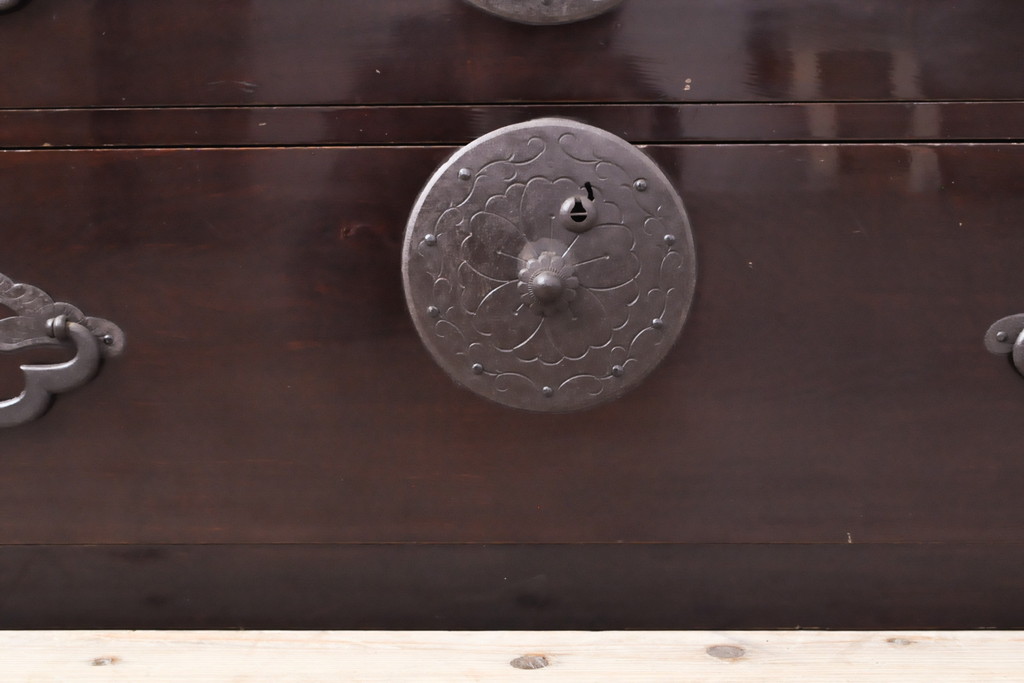 和製アンティーク　前面栗材　趣ある金具が魅力的な米沢箪笥(和たんす、収納箪笥、時代箪笥、整理タンス)(R-058215)