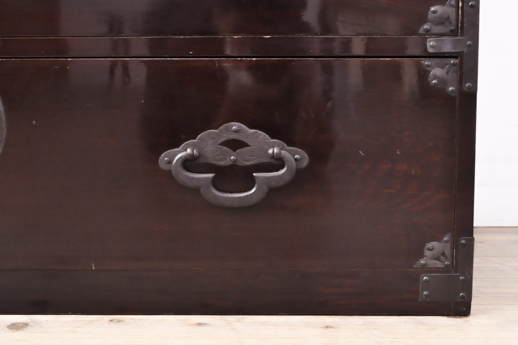 和製アンティーク　前面栗材　趣ある金具が魅力的な米沢箪笥(和たんす、収納箪笥、時代箪笥、整理タンス)(R-058215)