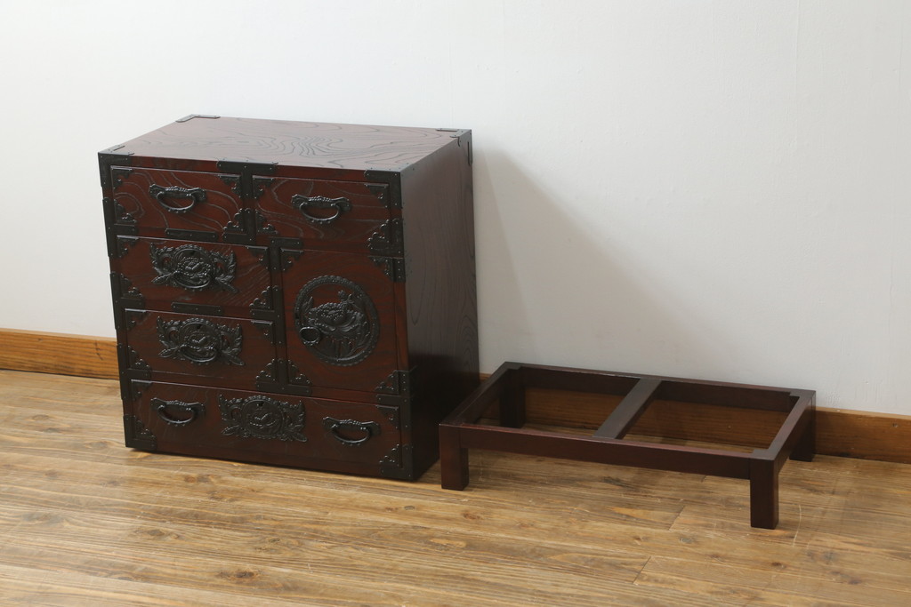 中古　美品　欅産業　漆塗りの美しい木目に黒々した牡丹金具が目を引く仙台民芸小箪笥 (仙台箪笥、整理たんす、収納タンス、サイドチェスト、引き出し)(定価約37万円)(R-075579)