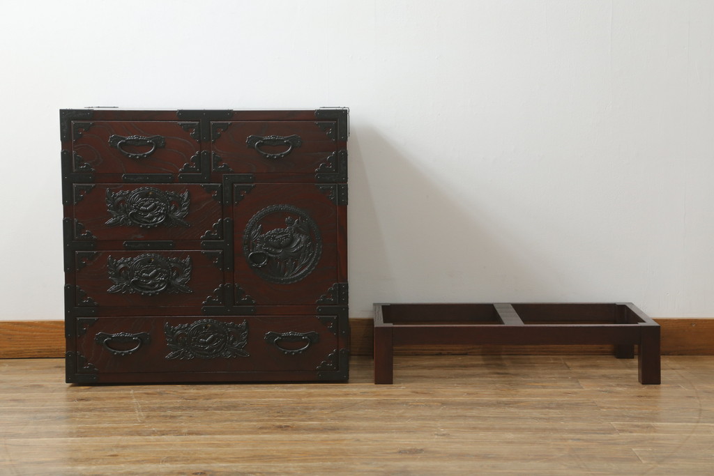 中古　美品　欅産業　漆塗りの美しい木目に黒々した牡丹金具が目を引く仙台民芸小箪笥 (仙台箪笥、整理たんす、収納タンス、サイドチェスト、引き出し)(定価約37万円)(R-075579)