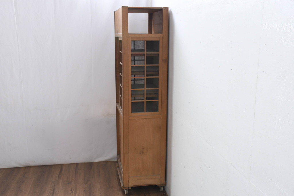 和製アンティーク　レトロな雰囲気漂う古い木味のハエ帳付き幅狭水屋箪笥(茶水屋、置き水屋、茶棚、収納棚、戸棚、蝿帳、はい帳、キャビネット)(R-082418)
