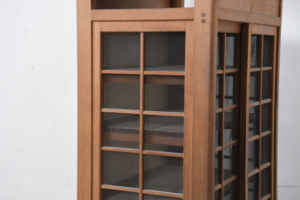 和製アンティーク　レトロな雰囲気漂う古い木味のハエ帳付き幅狭水屋箪笥(茶水屋、置き水屋、茶棚、収納棚、戸棚、蝿帳、はい帳、キャビネット)(R-082418)