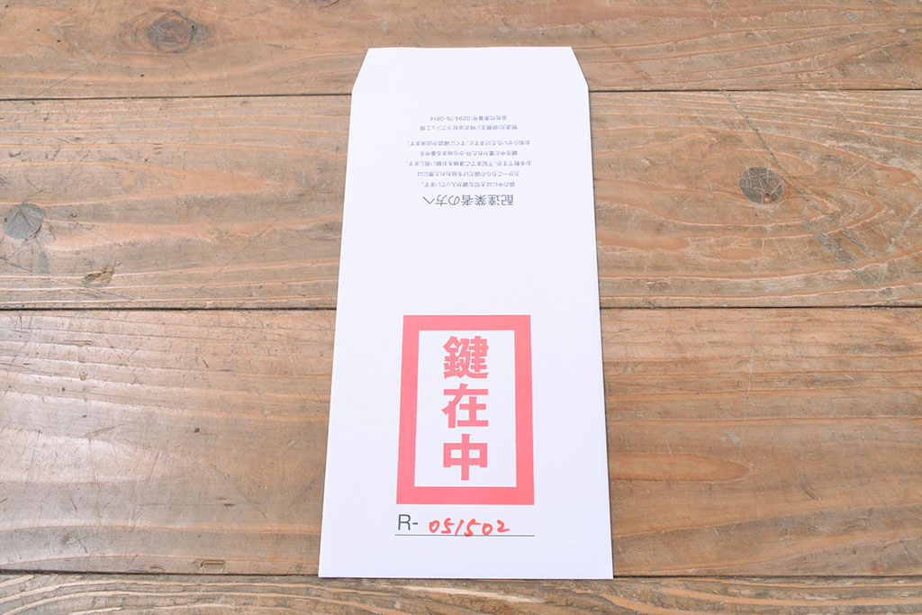 着物箪笥をチェストと卓上鏡にリメイク!幅と奥行きをリサイズし、内部の仕切りは取り払い、衣装盆と引き出しも合わせて縮小。衣装盆の余り材を鏡の枠に使用しミラーを取り付けて卓上鏡に加工。