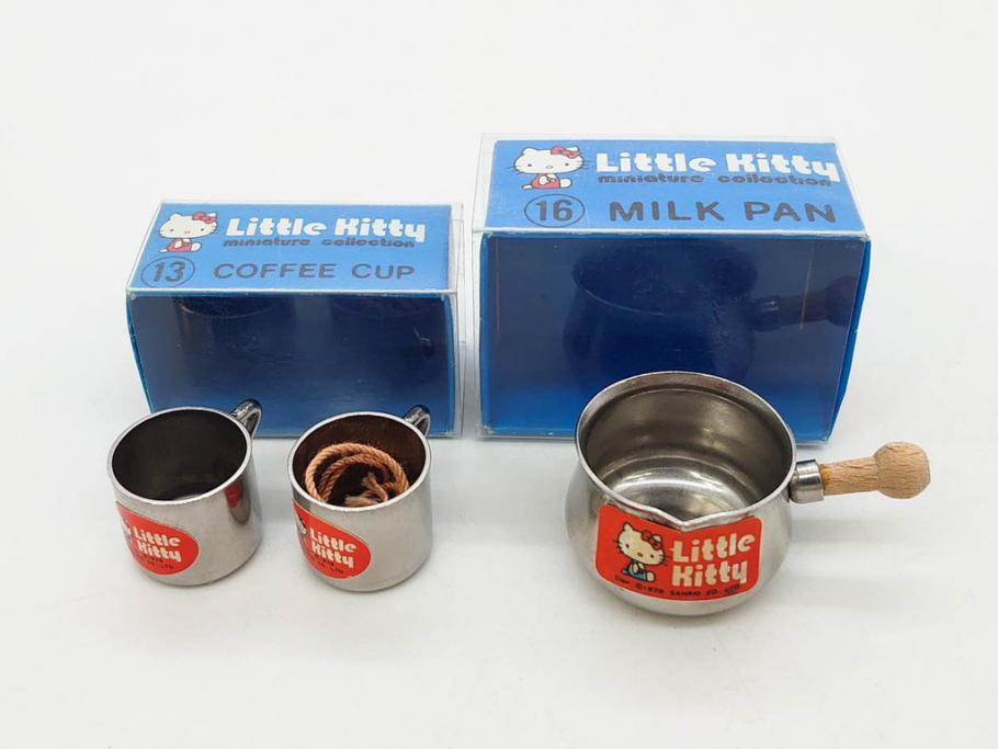 昭和レトロ　当時物　1976年頃　サンリオ　SANRIO　リトルキティ　Little Kitty　ミニチュアコレクション　Miniature Collection　キャラクターグッズなど　まとめて57点セット(ハローキティ、雑貨、2・3・8・9・11・13・16・20.・27・28・32・36・37・38・42、お菓子、おまけ、オマケ、ソフビ、ネームタグ、キーホルダー)(R-075967)