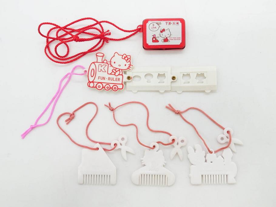 昭和レトロ　当時物　1976年頃　サンリオ　SANRIO　リトルキティ　Little Kitty　ミニチュアコレクション　Miniature Collection　キャラクターグッズなど　まとめて57点セット(ハローキティ、雑貨、2・3・8・9・11・13・16・20.・27・28・32・36・37・38・42、お菓子、おまけ、オマケ、ソフビ、ネームタグ、キーホルダー)(R-075967)