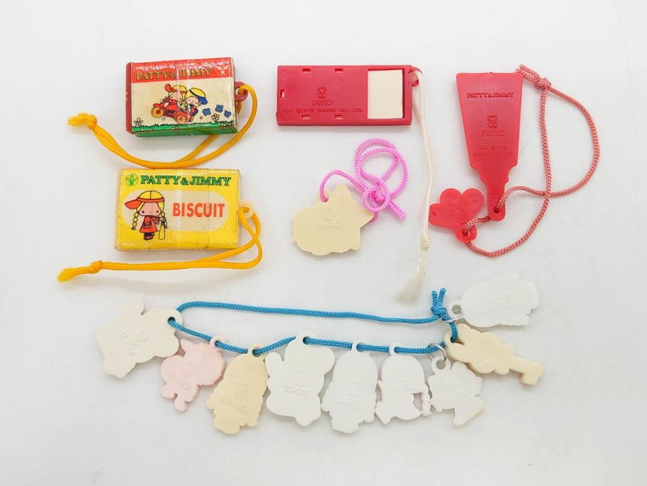 昭和レトロ　当時物　1976年頃　サンリオ　SANRIO　リトルキティ　Little Kitty　ミニチュアコレクション　Miniature Collection　キャラクターグッズなど　まとめて57点セット(ハローキティ、雑貨、2・3・8・9・11・13・16・20.・27・28・32・36・37・38・42、お菓子、おまけ、オマケ、ソフビ、ネームタグ、キーホルダー)(R-075967)