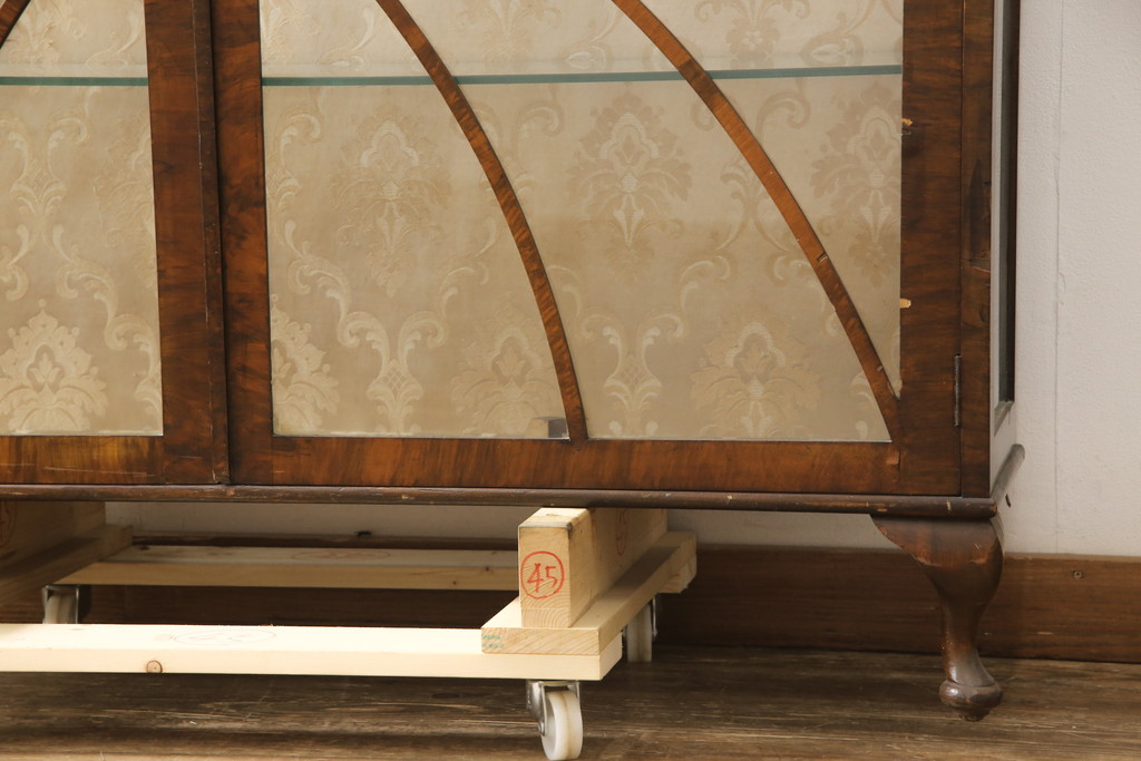 イギリスアンティーク　マホガニー材　すばらしい杢目とエレガントな装飾が印象的なキャビネット(収納棚、飾り棚、ガラスケース)(R-058230)