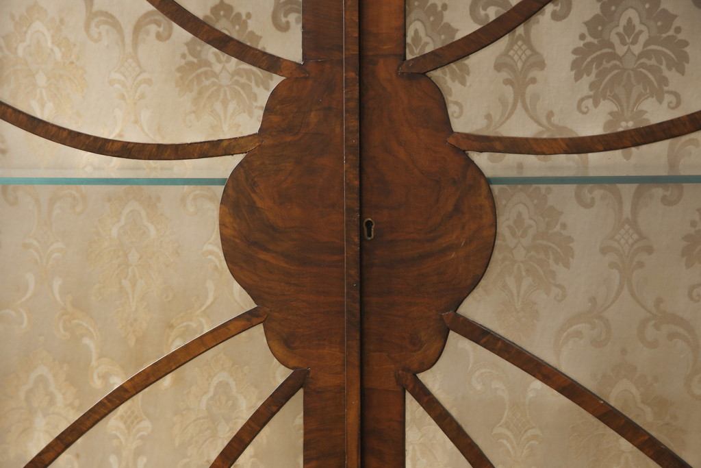 イギリスアンティーク　マホガニー材　すばらしい杢目とエレガントな装飾が印象的なキャビネット(収納棚、飾り棚、ガラスケース)(R-058230)