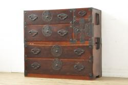 中古　米沢箪笥　鋲と凝った金具の意匠が目を引く手許箪笥(R-039956)(定価約41万円)です。