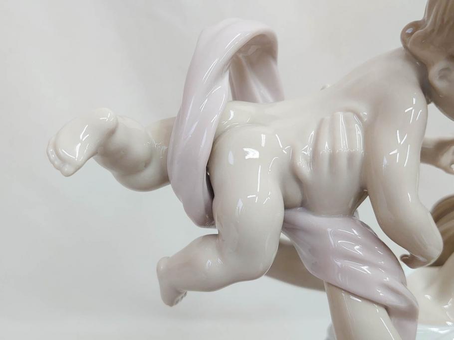 スペイン　リヤドロ　LLADRO　幸せの瞬間　6858　細部まで職人のこだわりが感じられる美しいフィギュリン(母と子、赤ちゃん、女性、家族、ファミリー、陶器人形、置物、オブジェ、箱付き)(R-076038)