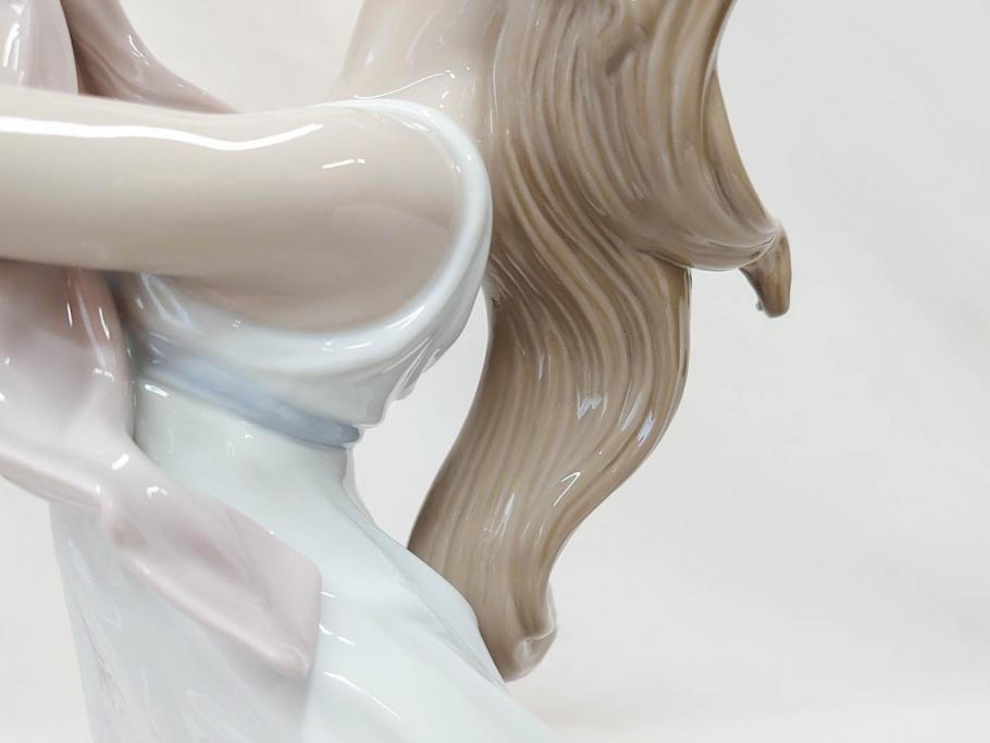 スペイン　リヤドロ　LLADRO　幸せの瞬間　6858　細部まで職人のこだわりが感じられる美しいフィギュリン(母と子、赤ちゃん、女性、家族、ファミリー、陶器人形、置物、オブジェ、箱付き)(R-076038)