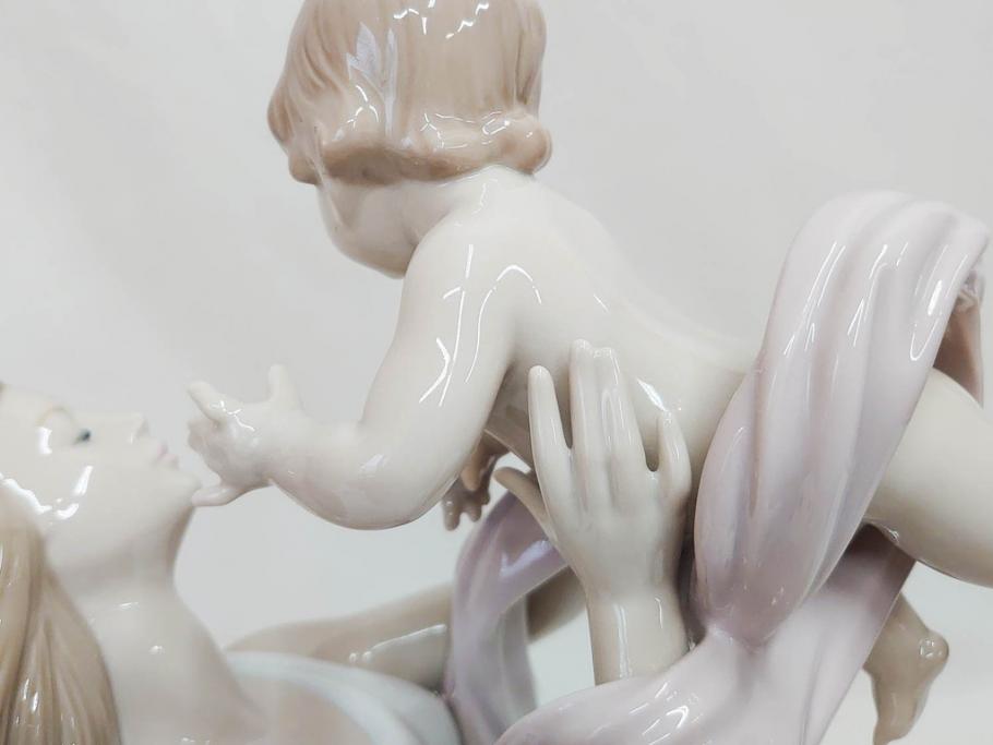 スペイン　リヤドロ　LLADRO　幸せの瞬間　6858　細部まで職人のこだわりが感じられる美しいフィギュリン(母と子、赤ちゃん、女性、家族、ファミリー、陶器人形、置物、オブジェ、箱付き)(R-076038)