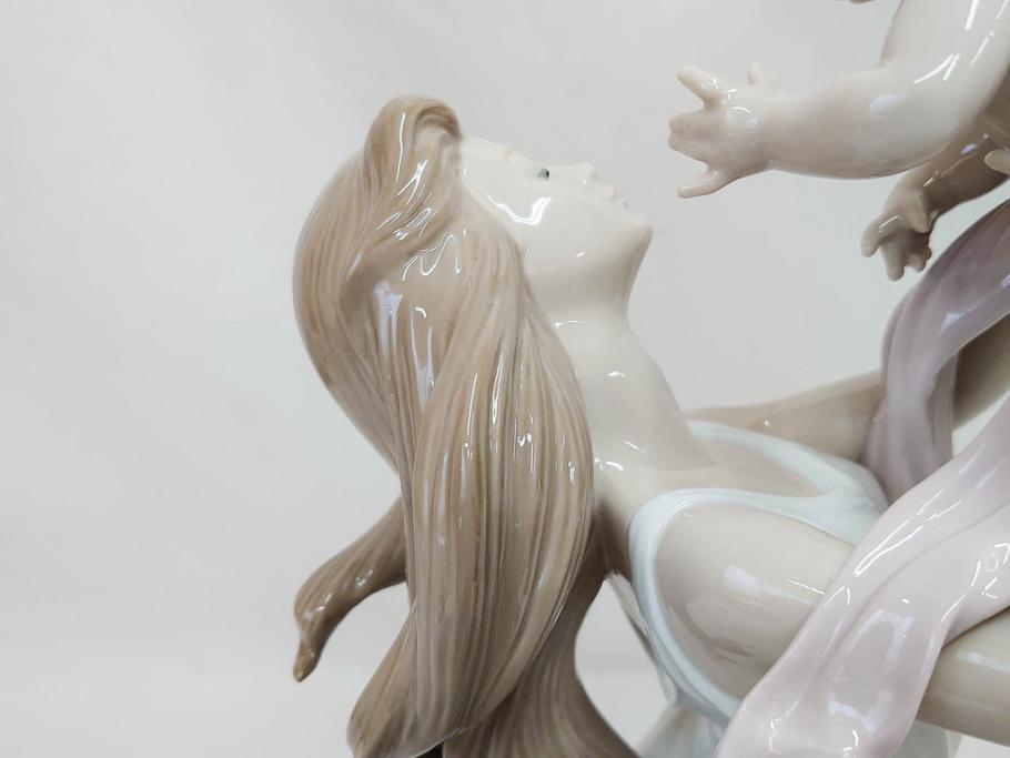 スペイン　リヤドロ　LLADRO　幸せの瞬間　6858　細部まで職人のこだわりが感じられる美しいフィギュリン(母と子、赤ちゃん、女性、家族、ファミリー、陶器人形、置物、オブジェ、箱付き)(R-076038)
