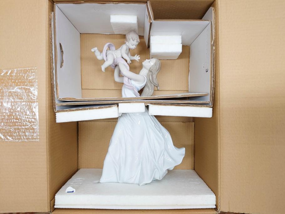 スペイン　リヤドロ　LLADRO　幸せの瞬間　6858　細部まで職人のこだわりが感じられる美しいフィギュリン(母と子、赤ちゃん、女性、家族、ファミリー、陶器人形、置物、オブジェ、箱付き)(R-076038)