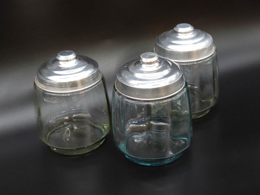 昭和レトロ　当時物　大正〜昭和初期　アルミ蓋　昔懐かしい雰囲気漂うガラス瓶3個セット(キャニスター、ガラスビン、硝子、菓子瓶、フタ付き)(R-076042)