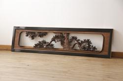 アンティーク建具　楠木(クスノキ)材　松の木の彫刻が上品なアクセントになる彫刻欄間(明かり取り、明り取り)(R-051832)