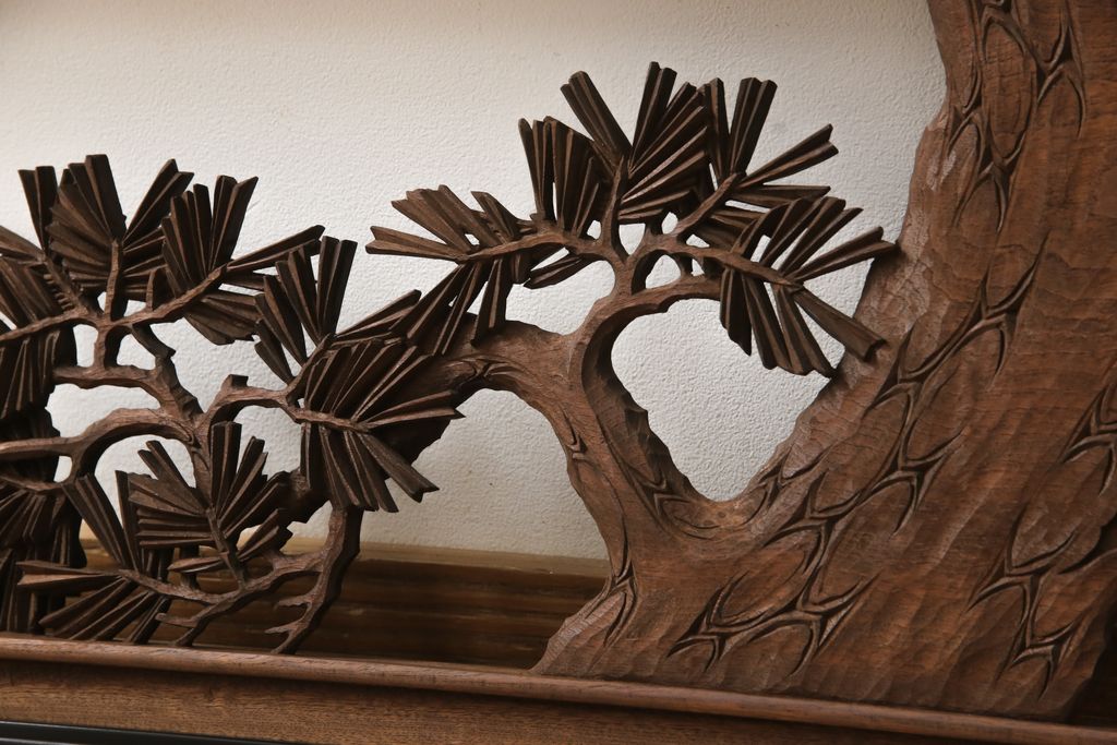 アンティーク建具　楠木(クスノキ)材　松の木の彫刻が上品なアクセントになる彫刻欄間(明かり取り、明り取り)(R-051832)