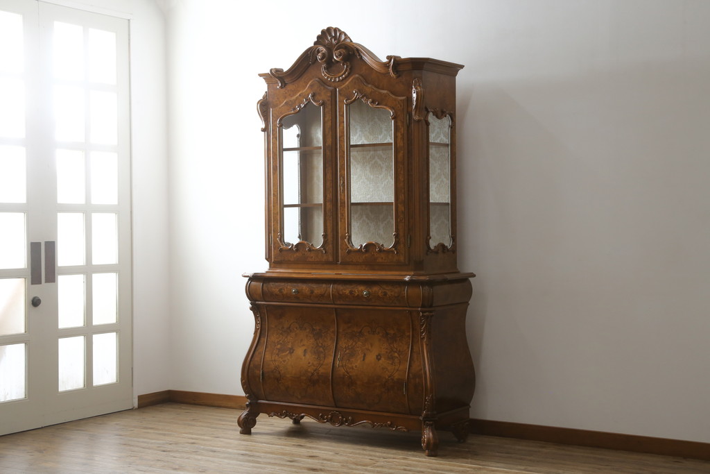 中古　美品!!　イタリア高級輸入家具　バーズアイの杢目が美しい象嵌入り大型キャビネット(収納棚、飾り棚、戸棚、ガラスケース、ショーケース、店舗什器)(R-068911)