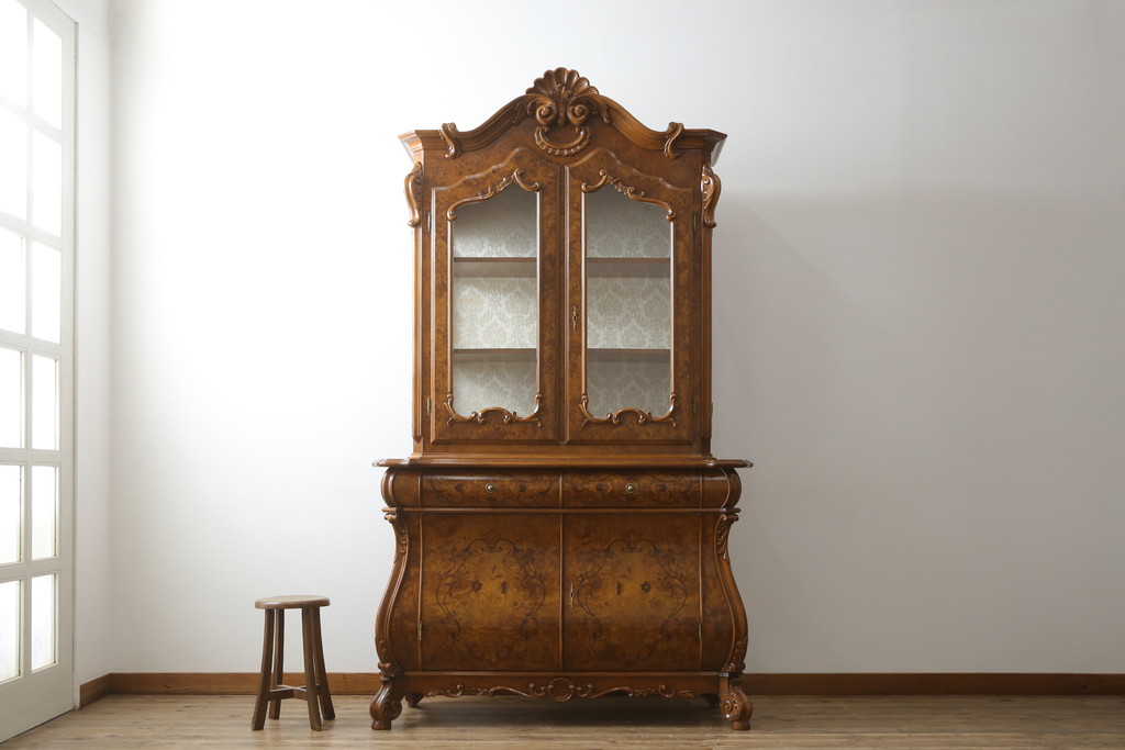 中古　美品!!　イタリア高級輸入家具　バーズアイの杢目が美しい象嵌入り大型キャビネット(収納棚、飾り棚、戸棚、ガラスケース、ショーケース、店舗什器)(R-068911)