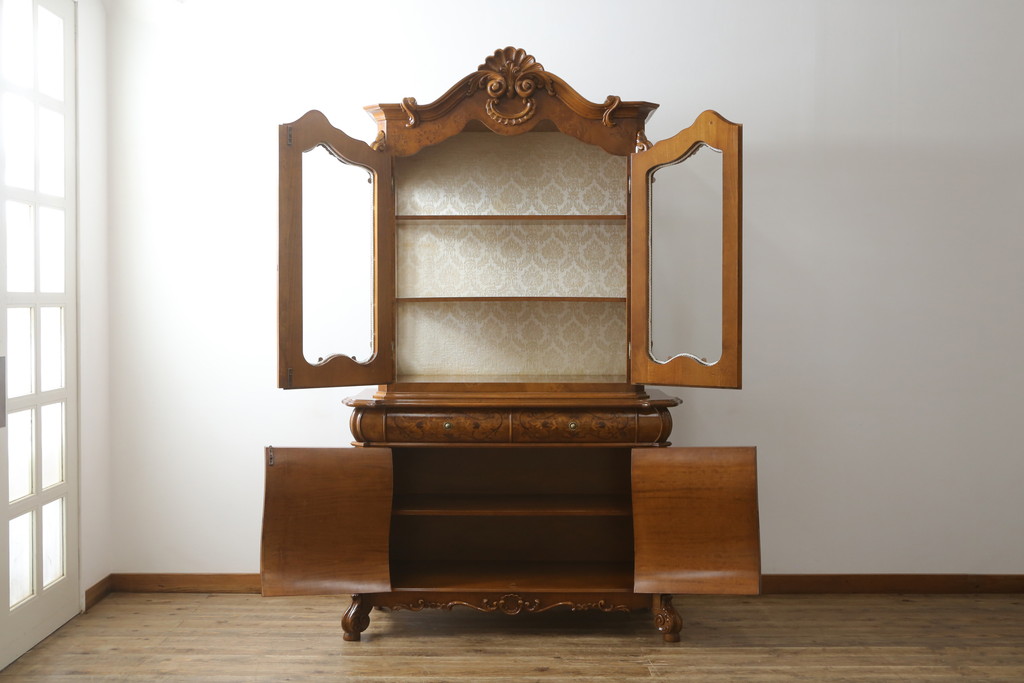 中古　美品!!　イタリア高級輸入家具　バーズアイの杢目が美しい象嵌入り大型キャビネット(収納棚、飾り棚、戸棚、ガラスケース、ショーケース、店舗什器)(R-068911)