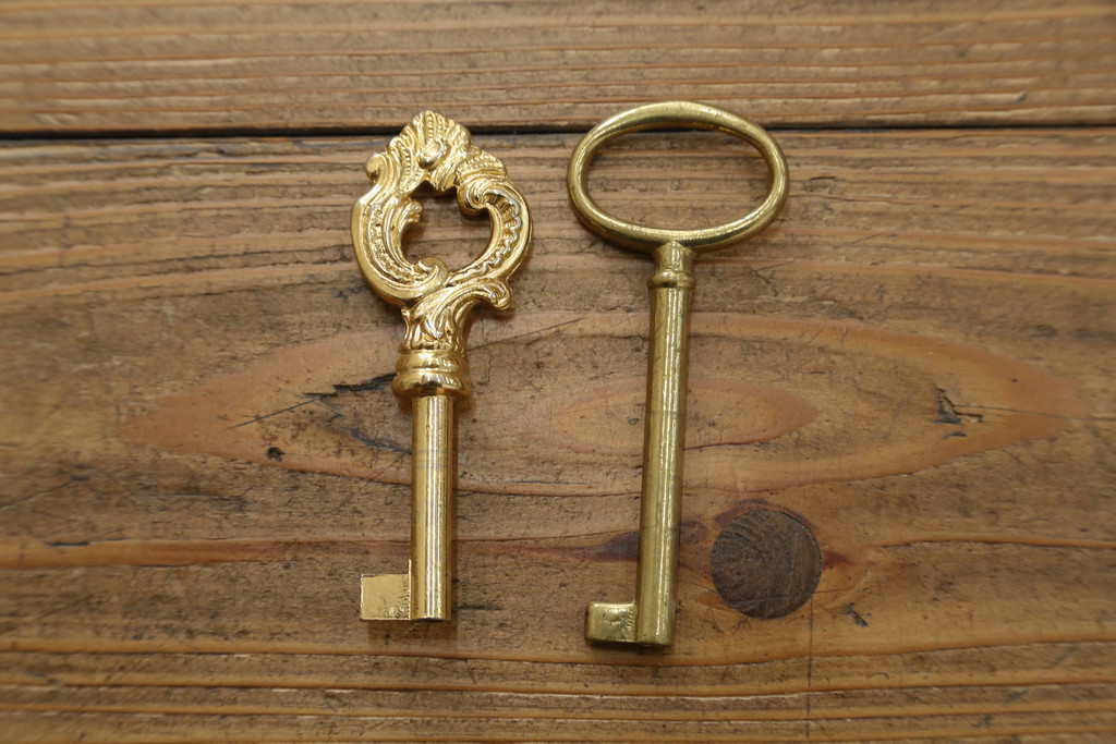 中古　美品!!　イタリア高級輸入家具　バーズアイの杢目が美しい象嵌入り大型キャビネット(収納棚、飾り棚、戸棚、ガラスケース、ショーケース、店舗什器)(R-068911)