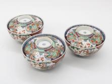 上手物　江戸期　古伊万里　色絵　約12cm　3.7寸　華やかな雰囲気溢れる蓋付き茶碗3客セット(松竹梅、金彩、風景、花、器、どんぶり、蓋茶碗、和食器、三寸七分)(R-082822)