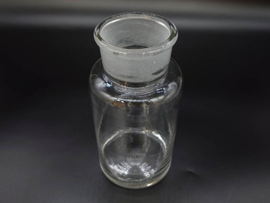 昭和レトロ　昭和初期　色々な使い方が楽しめる蓋付きガラス瓶2個セット(薬瓶、ガラスビン、硝子、メディシンボトル、キャニスター、筒型、フタ付き)(R-076202)