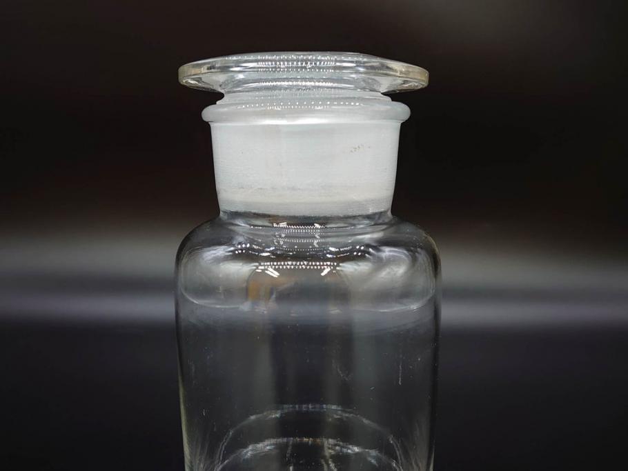 昭和レトロ　昭和初期　色々な使い方が楽しめる蓋付きガラス瓶2個セット(薬瓶、ガラスビン、硝子、メディシンボトル、キャニスター、筒型、フタ付き)(R-076202)