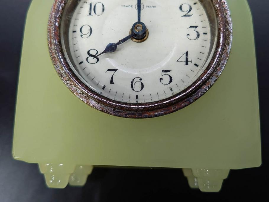 ジャンク品　戦前　当時物　ウランガラス　鶴巻時計店英工舎(EIKOSHA)　ゼンマイ式　空間に温かみをもたらす置時計(硝子、枕時計)(R-082858)