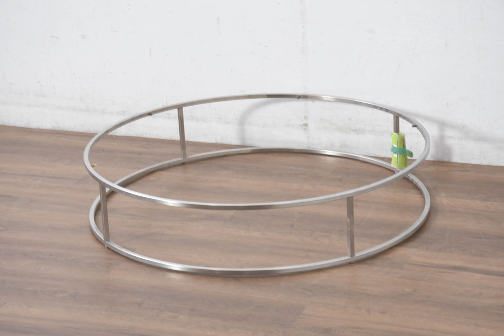 中古　Cassina ixc.(カッシーナ イクスシー)　ILE(イル)　閉塞感の無いスッキリとしたデザインのローテーブル(ガラステーブル、ガラス天板、ラウンドテーブル、丸テーブル、リビングテーブル、センターテーブル)(定価約27万円)(R-082439)