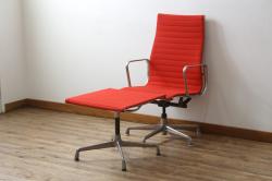 アメリカビンテージ　Hermanmiller(ハーマンミラー社)　Eames Aluminum Group(イームズアルミナムグループ)　エグゼクティブチェア　鮮やかなレッドカラーが空間を彩る回転チェアとオットマンのセット(回転椅子、回転イス、アームチェア、オフィスチェア、フットスツール、ヴィンテージ)(定価約55万円)(R-066558)