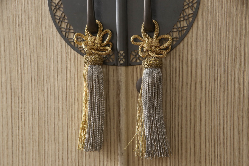 中古　伝統工芸士　小林雄蔵作　繊細な透かしの金具が上品な雰囲気を醸し出す加茂総桐箪笥(胴厚、総桐たんす、着物箪笥、引き出し、和タンス)(R-069678)