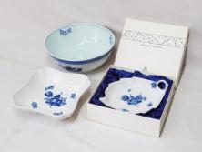 デンマーク　ROYAL COPENHAGEN(ロイヤルコペンハーゲン)　FAJANCE　トランクェーバー　ブルーフラワープレイン　リーフディッシュプレート　ボウル　丁寧に絵付けされた花たちが上品な雰囲気を醸し出す洋食器3点セット(スクエア型、サラダ、深皿、ファイアンス焼き)(R-076216)