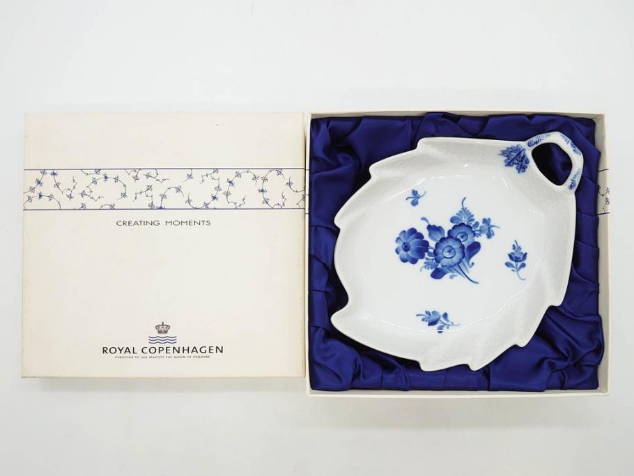 デンマーク　ROYAL COPENHAGEN(ロイヤルコペンハーゲン)　FAJANCE　トランクェーバー　ブルーフラワープレイン　リーフディッシュプレート　ボウル　丁寧に絵付けされた花たちが上品な雰囲気を醸し出す洋食器3点セット(スクエア型、サラダ、深皿、ファイアンス焼き)(R-076216)