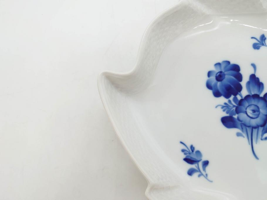 デンマーク　ROYAL COPENHAGEN(ロイヤルコペンハーゲン)　FAJANCE　トランクェーバー　ブルーフラワープレイン　リーフディッシュプレート　ボウル　丁寧に絵付けされた花たちが上品な雰囲気を醸し出す洋食器3点セット(スクエア型、サラダ、深皿、ファイアンス焼き)(R-076216)