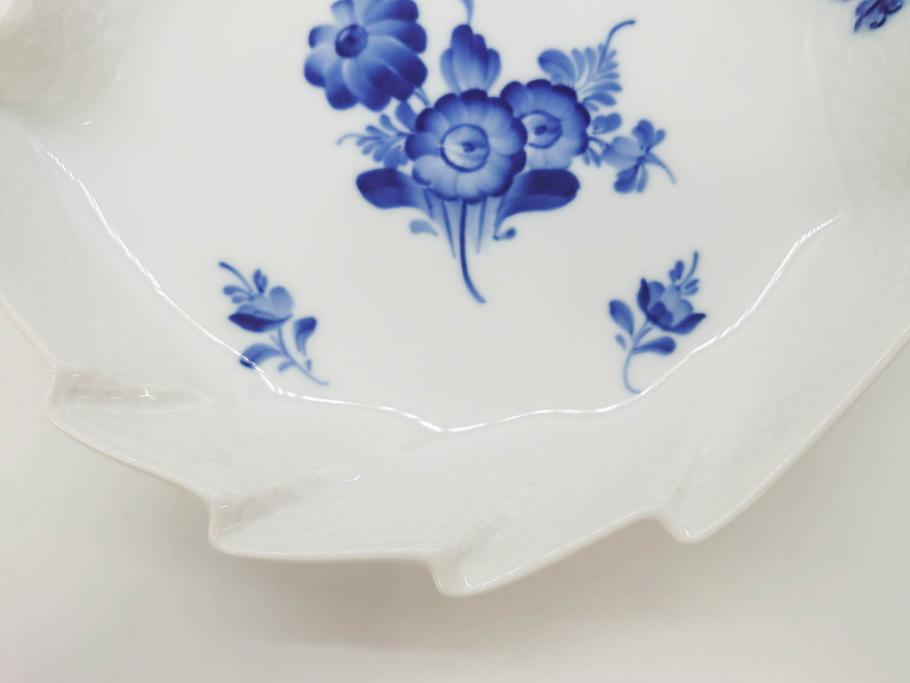 デンマーク　ROYAL COPENHAGEN(ロイヤルコペンハーゲン)　FAJANCE　トランクェーバー　ブルーフラワープレイン　リーフディッシュプレート　ボウル　丁寧に絵付けされた花たちが上品な雰囲気を醸し出す洋食器3点セット(スクエア型、サラダ、深皿、ファイアンス焼き)(R-076216)