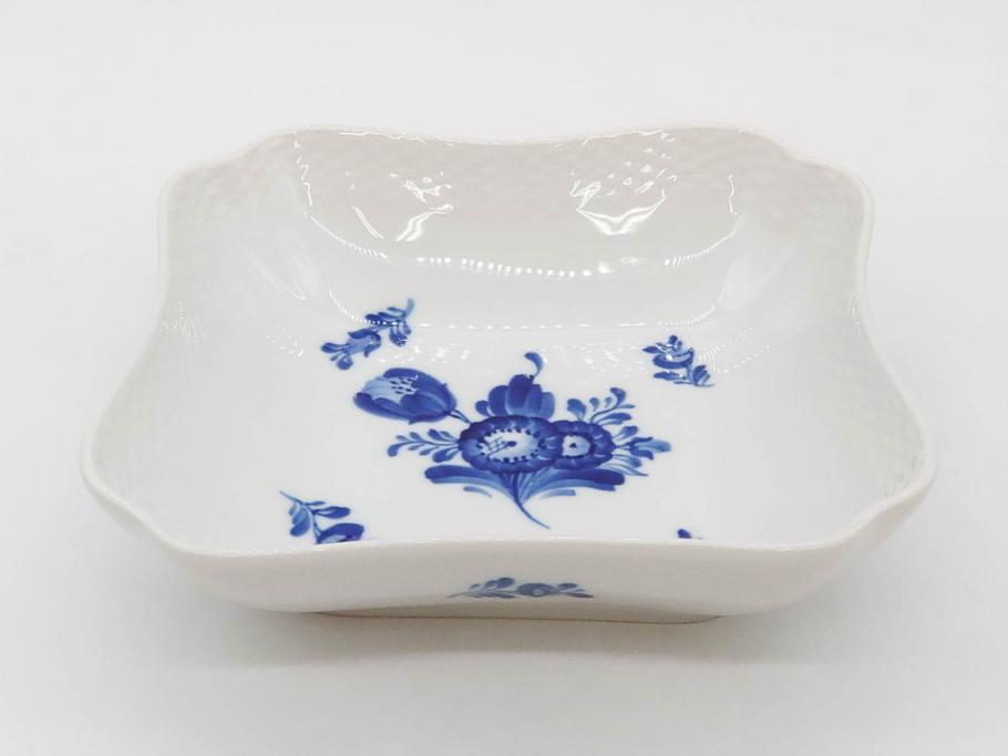デンマーク　ROYAL COPENHAGEN(ロイヤルコペンハーゲン)　FAJANCE　トランクェーバー　ブルーフラワープレイン　リーフディッシュプレート　ボウル　丁寧に絵付けされた花たちが上品な雰囲気を醸し出す洋食器3点セット(スクエア型、サラダ、深皿、ファイアンス焼き)(R-076216)