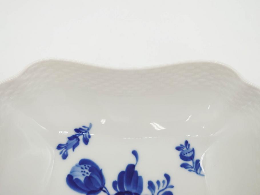 デンマーク　ROYAL COPENHAGEN(ロイヤルコペンハーゲン)　FAJANCE　トランクェーバー　ブルーフラワープレイン　リーフディッシュプレート　ボウル　丁寧に絵付けされた花たちが上品な雰囲気を醸し出す洋食器3点セット(スクエア型、サラダ、深皿、ファイアンス焼き)(R-076216)