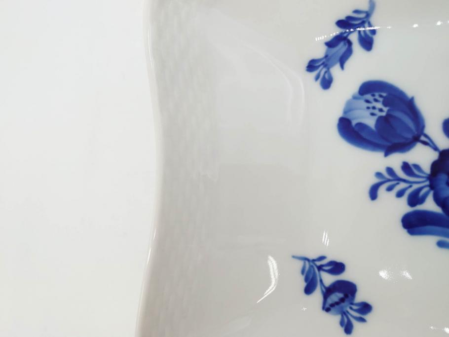 デンマーク　ROYAL COPENHAGEN(ロイヤルコペンハーゲン)　FAJANCE　トランクェーバー　ブルーフラワープレイン　リーフディッシュプレート　ボウル　丁寧に絵付けされた花たちが上品な雰囲気を醸し出す洋食器3点セット(スクエア型、サラダ、深皿、ファイアンス焼き)(R-076216)