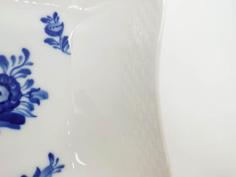 デンマーク　ROYAL COPENHAGEN(ロイヤルコペンハーゲン)　FAJANCE　トランクェーバー　ブルーフラワープレイン　リーフディッシュプレート　ボウル　丁寧に絵付けされた花たちが上品な雰囲気を醸し出す洋食器3点セット(スクエア型、サラダ、深皿、ファイアンス焼き)(R-076216)