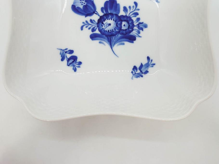 デンマーク　ROYAL COPENHAGEN(ロイヤルコペンハーゲン)　FAJANCE　トランクェーバー　ブルーフラワープレイン　リーフディッシュプレート　ボウル　丁寧に絵付けされた花たちが上品な雰囲気を醸し出す洋食器3点セット(スクエア型、サラダ、深皿、ファイアンス焼き)(R-076216)