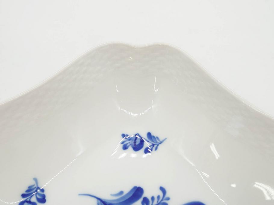 デンマーク　ROYAL COPENHAGEN(ロイヤルコペンハーゲン)　FAJANCE　トランクェーバー　ブルーフラワープレイン　リーフディッシュプレート　ボウル　丁寧に絵付けされた花たちが上品な雰囲気を醸し出す洋食器3点セット(スクエア型、サラダ、深皿、ファイアンス焼き)(R-076216)