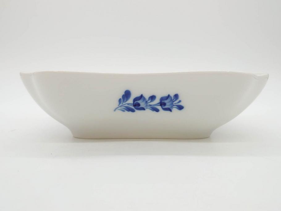 デンマーク　ROYAL COPENHAGEN(ロイヤルコペンハーゲン)　FAJANCE　トランクェーバー　ブルーフラワープレイン　リーフディッシュプレート　ボウル　丁寧に絵付けされた花たちが上品な雰囲気を醸し出す洋食器3点セット(スクエア型、サラダ、深皿、ファイアンス焼き)(R-076216)